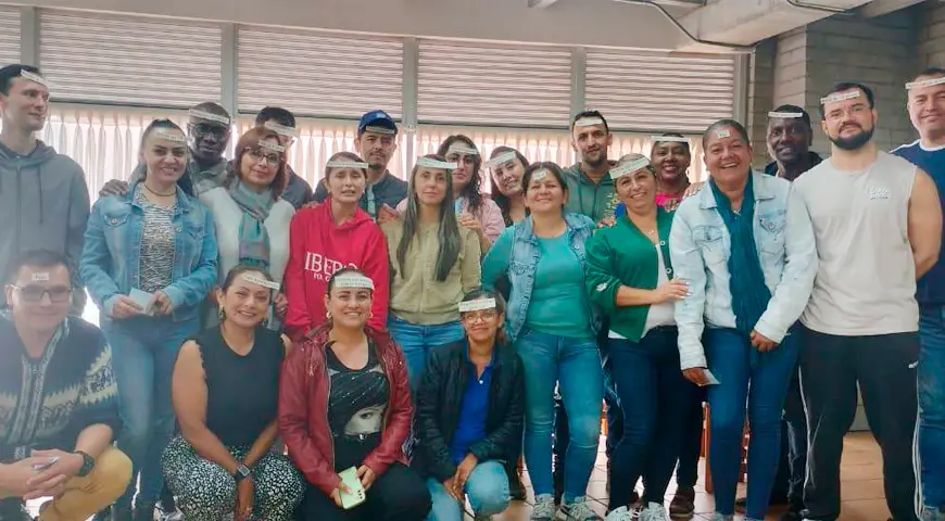 Grupo de personas que paerticipàn en una sesión del sistema de cuidad en Antioquia.