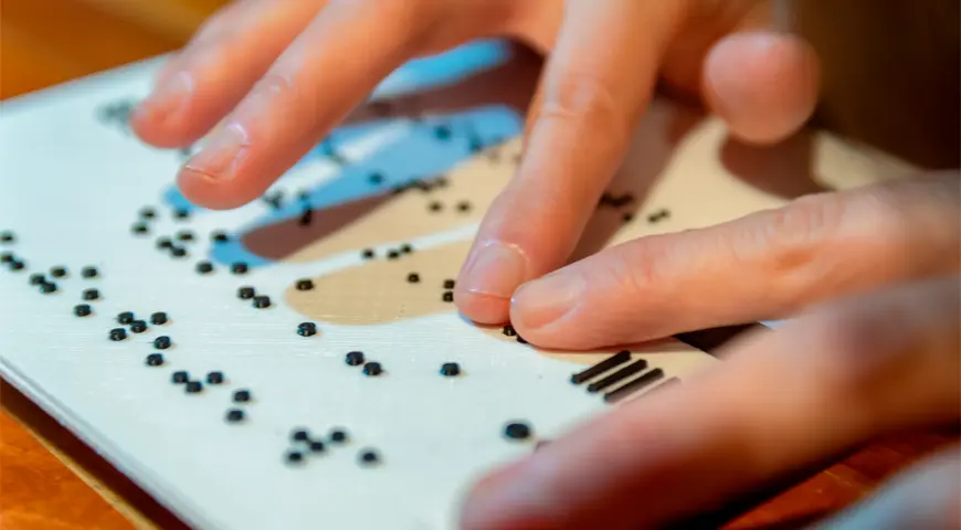 Mano sobre un texto en braille. Imagen para representar la nota:Tratado de Marrakech, por el derecho a la lectura en braille.