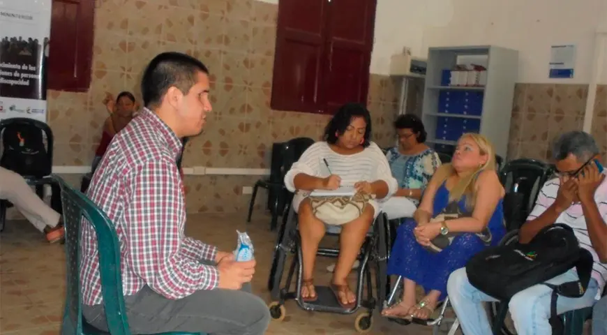 El antropólogo Jorge Andrés Colmenares Molina hablando con comunidad en Cartagena. 