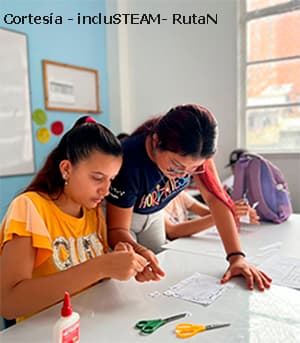 Dos niñas del IncluSTEAM de Medellín realizan tareas del programa 