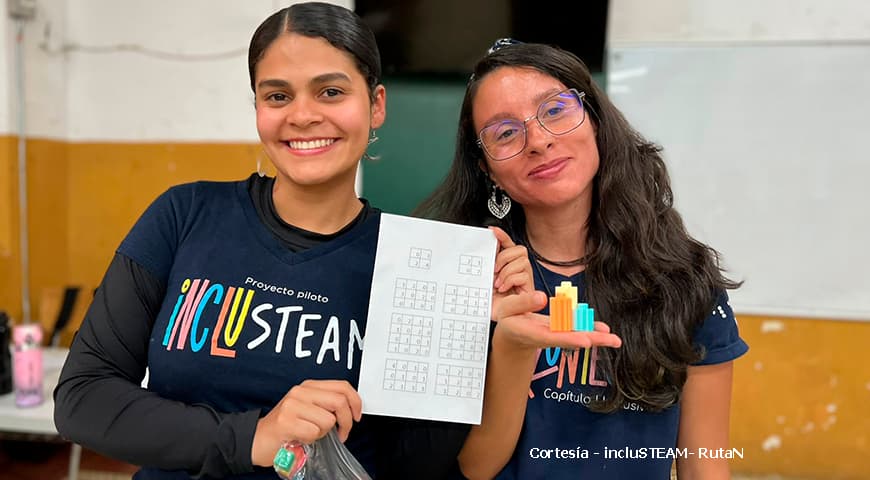 Dos jóvenes de Medellín muestran alegres su certificado de participación en INCLUSTEAM