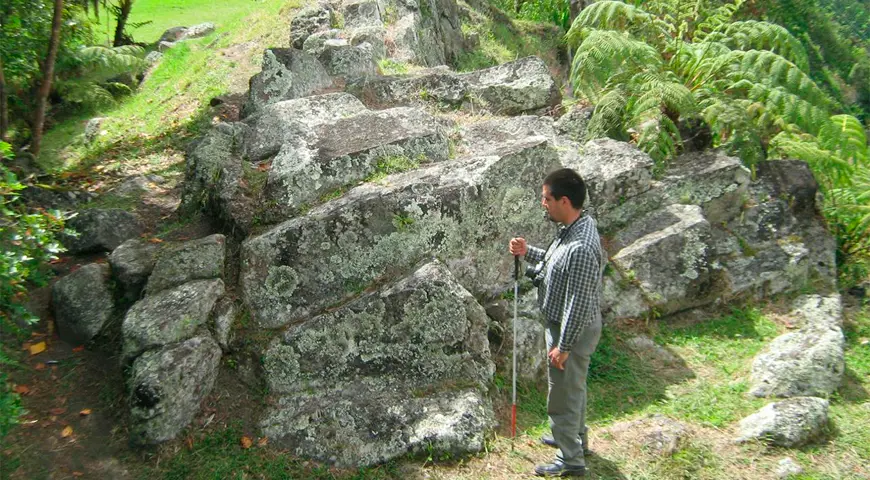 El antropólogo Jorge Andrés Colmenares Molina investigando. 