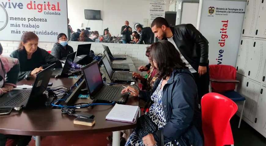 Personas recibiendo capacitación, cada una frente a un computador. Esta foto ilustra la nota sobre accesibilidad digital.