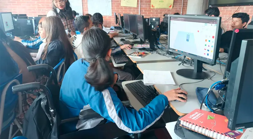 Estudiantes en salón del computo