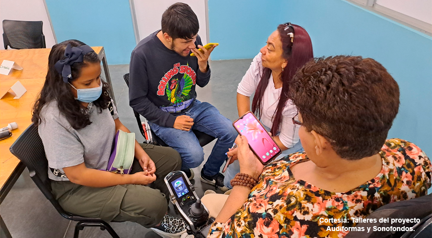 Cuatro personas en un taller del proyecto Audioformas y sonofondos. Foto para ilustrar la nota sobre consumo digital.