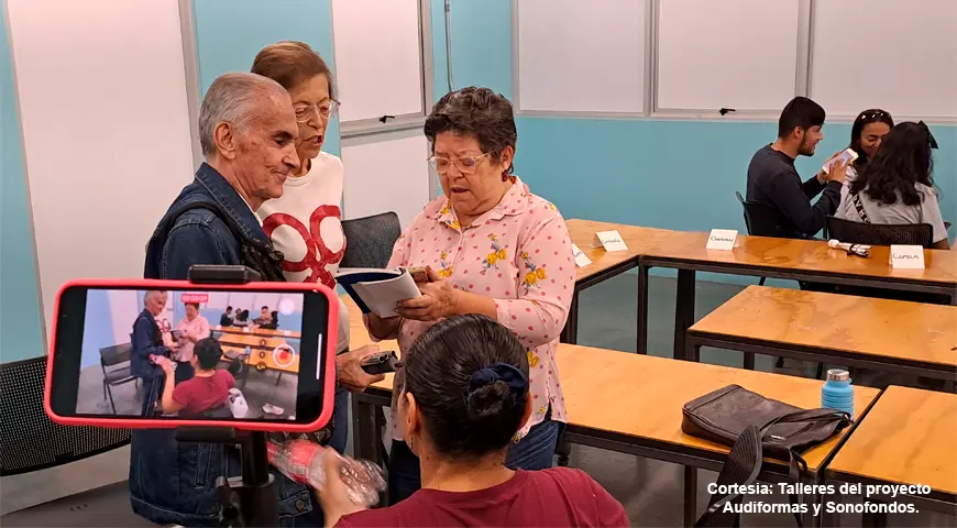 Tres personas de pie durante un taller del proyecto Audioformas y sonofondos. Foto para ilustrar la nota sobre consumo digital.